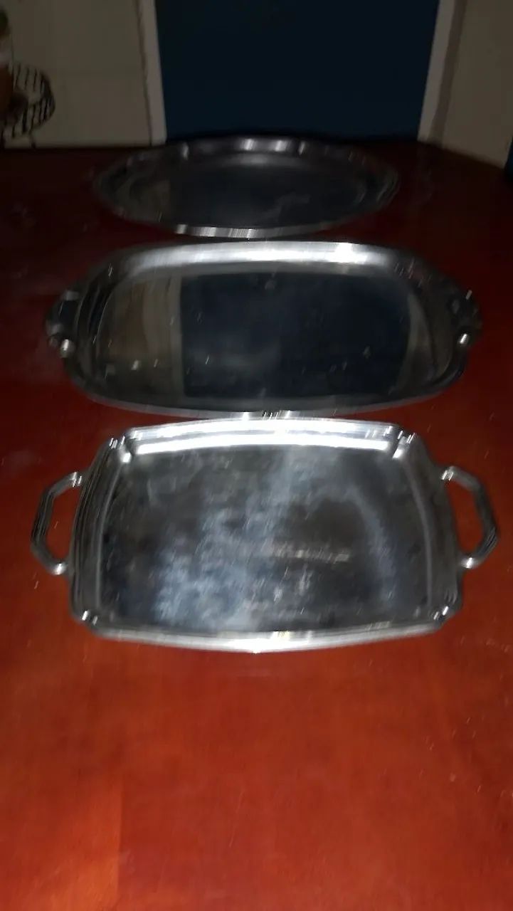 Três bandejas de aço inox 