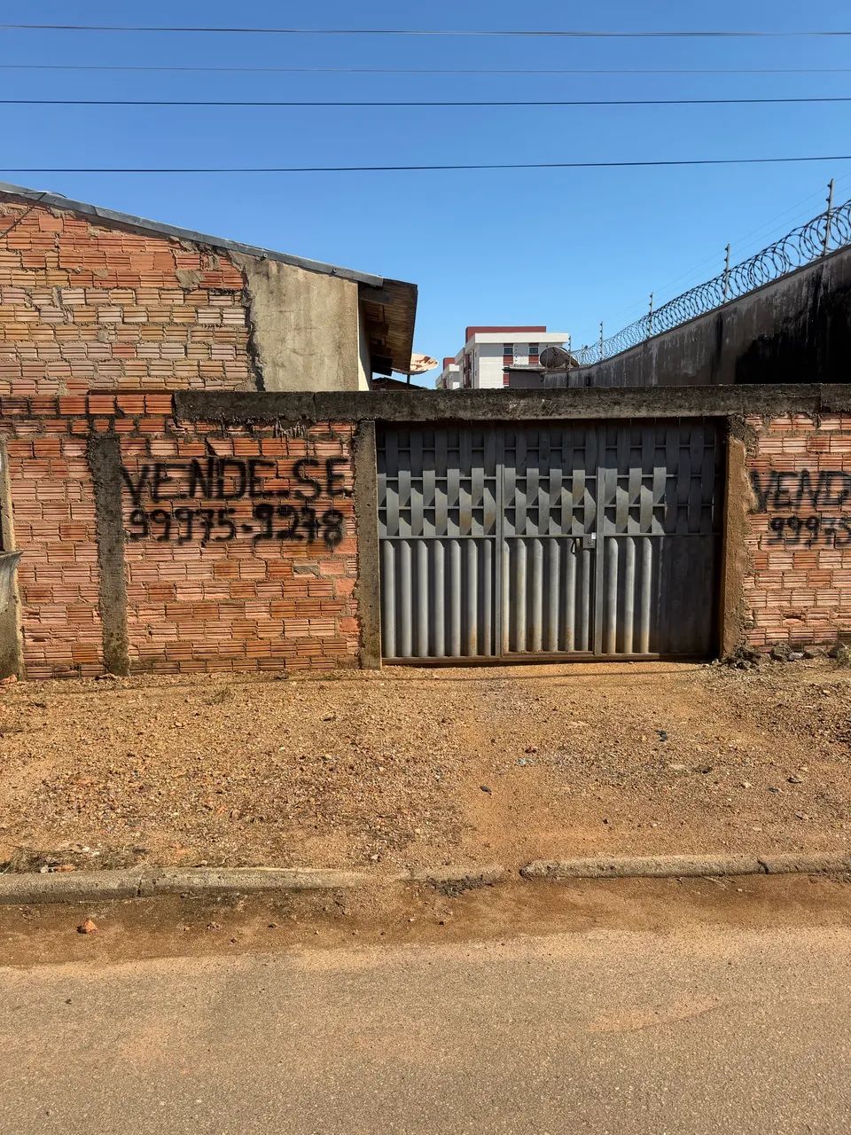 Vende-se uma casa