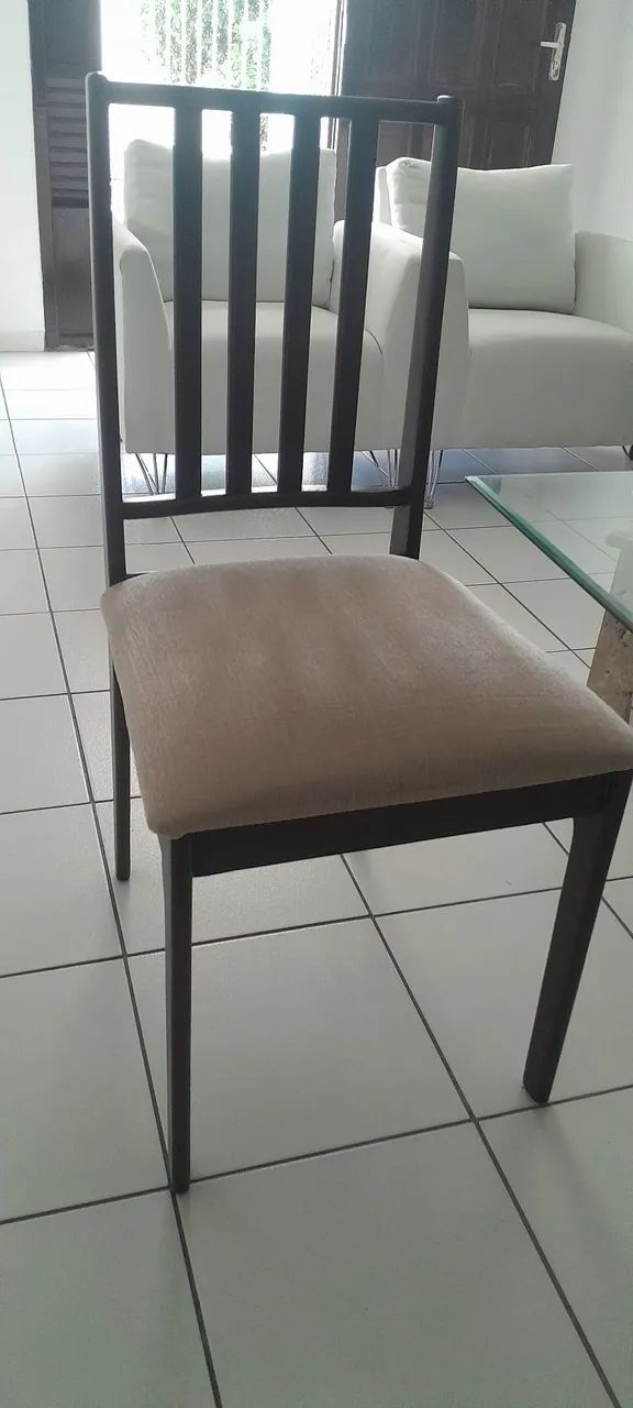 Mesa de vidro com base de mármore e seis cadeiras estofadas de madeira  - Foto 4