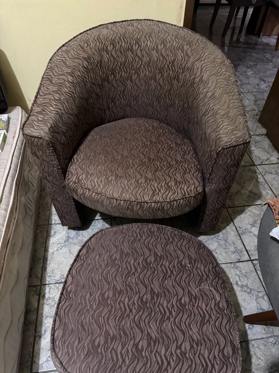Vendo poltrona marrom em ótimo estado - Foto 3