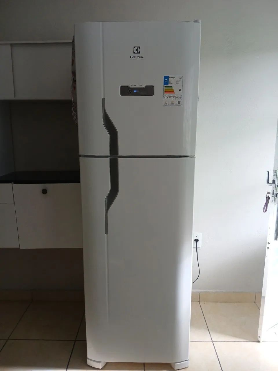 Vendo geladeira simi nova