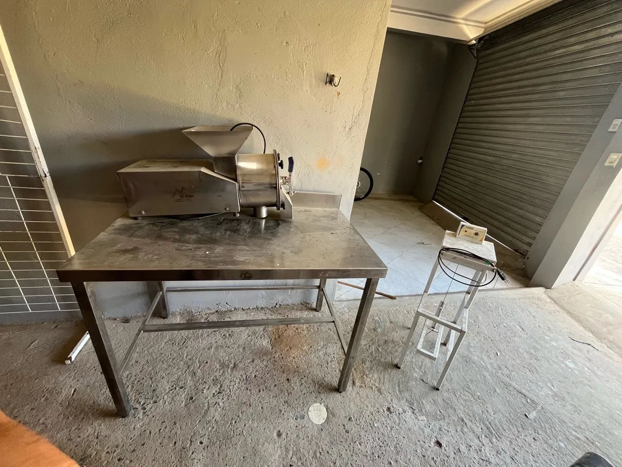 Despolpadeira, mesa em inox e seladora manual  - Foto 2