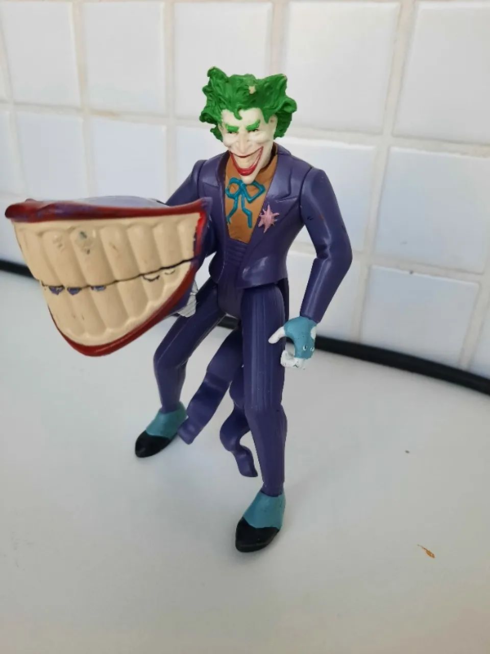 Boneco do Coringa c/ acessório, clássico anos 90 - Foto 2