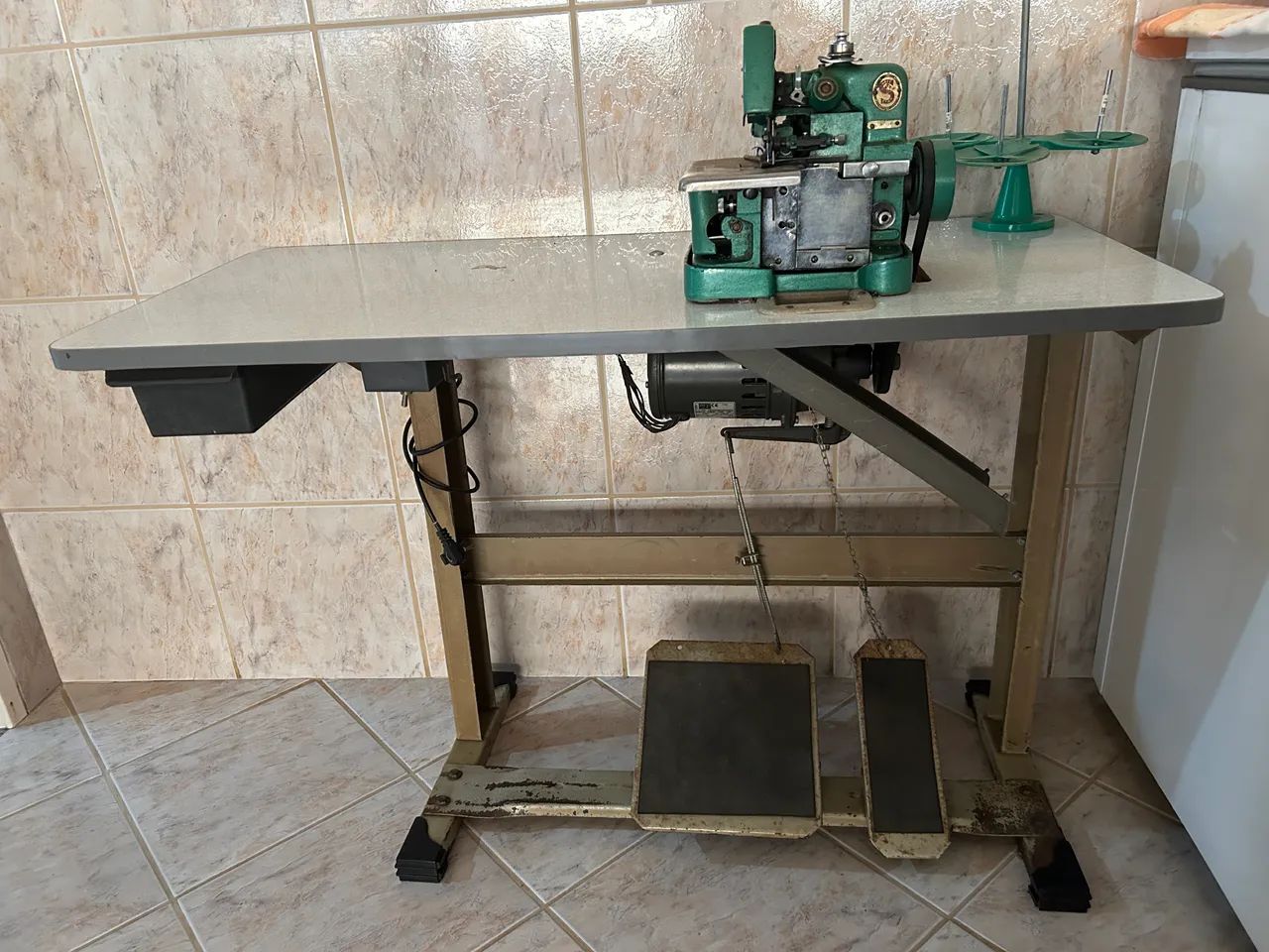 Máquina Overlok em ótimo estado de conservação com mesa  - Foto 4