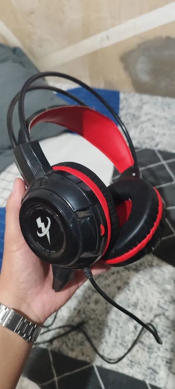 Vendo Headset Gamer vermelho e preto com microfone e entradas USB e p3.