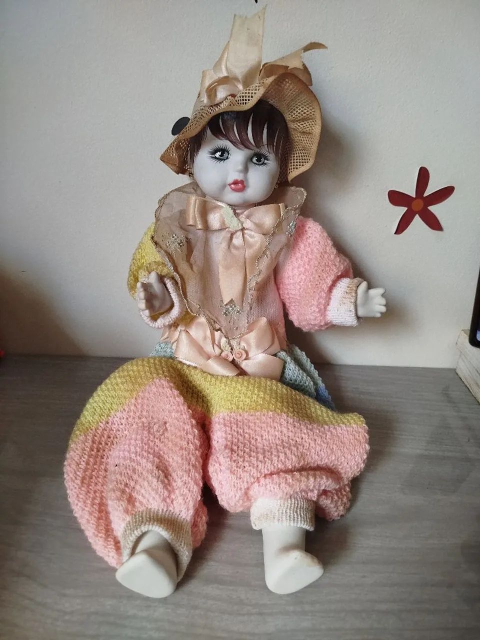 Boneca porcelana, com chapéu 