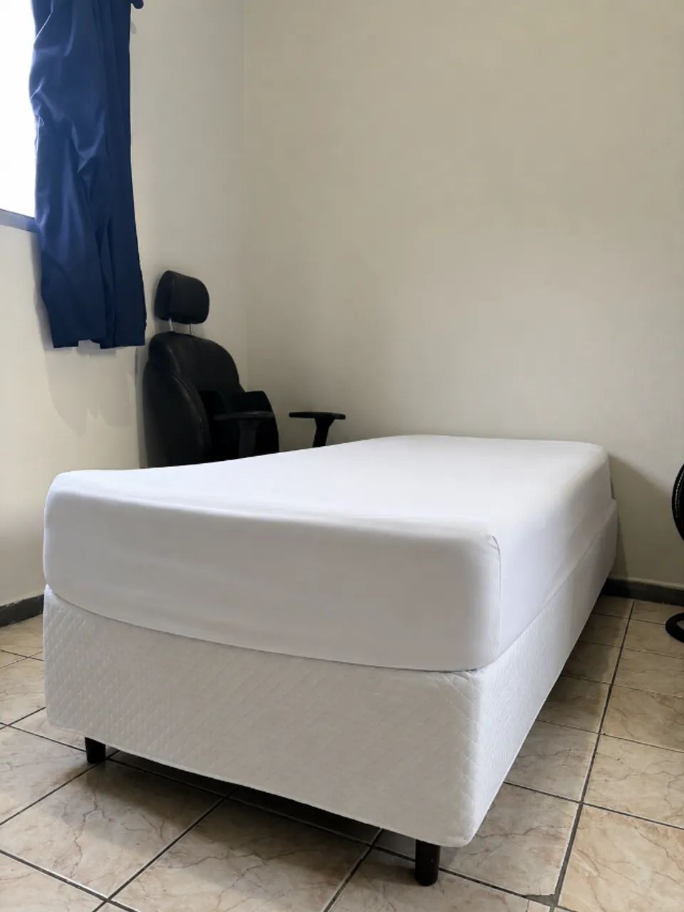Box de solteiro + colchão + roupas de cama