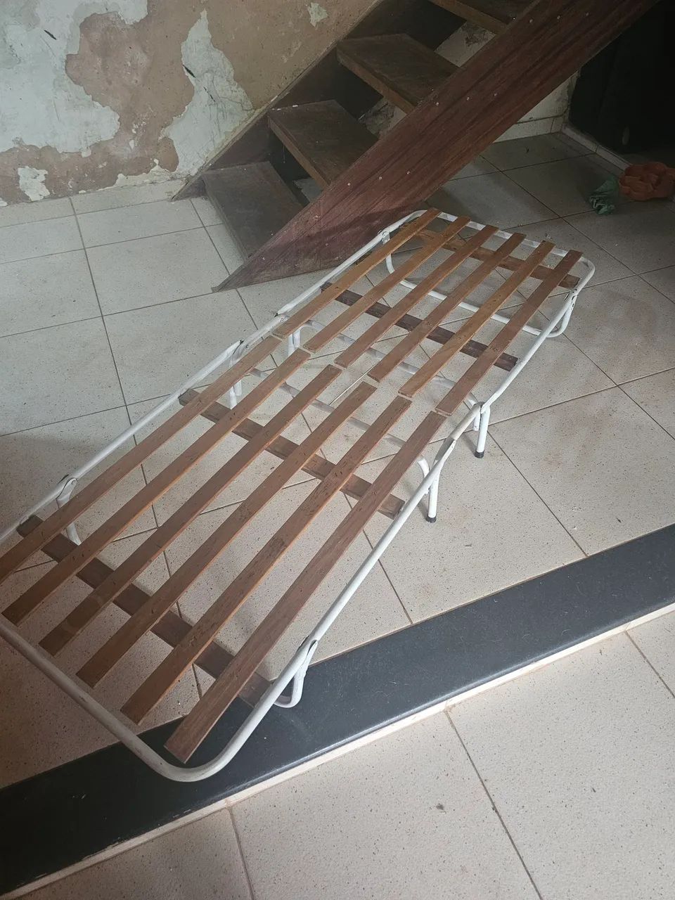Cama dobrável de ferro