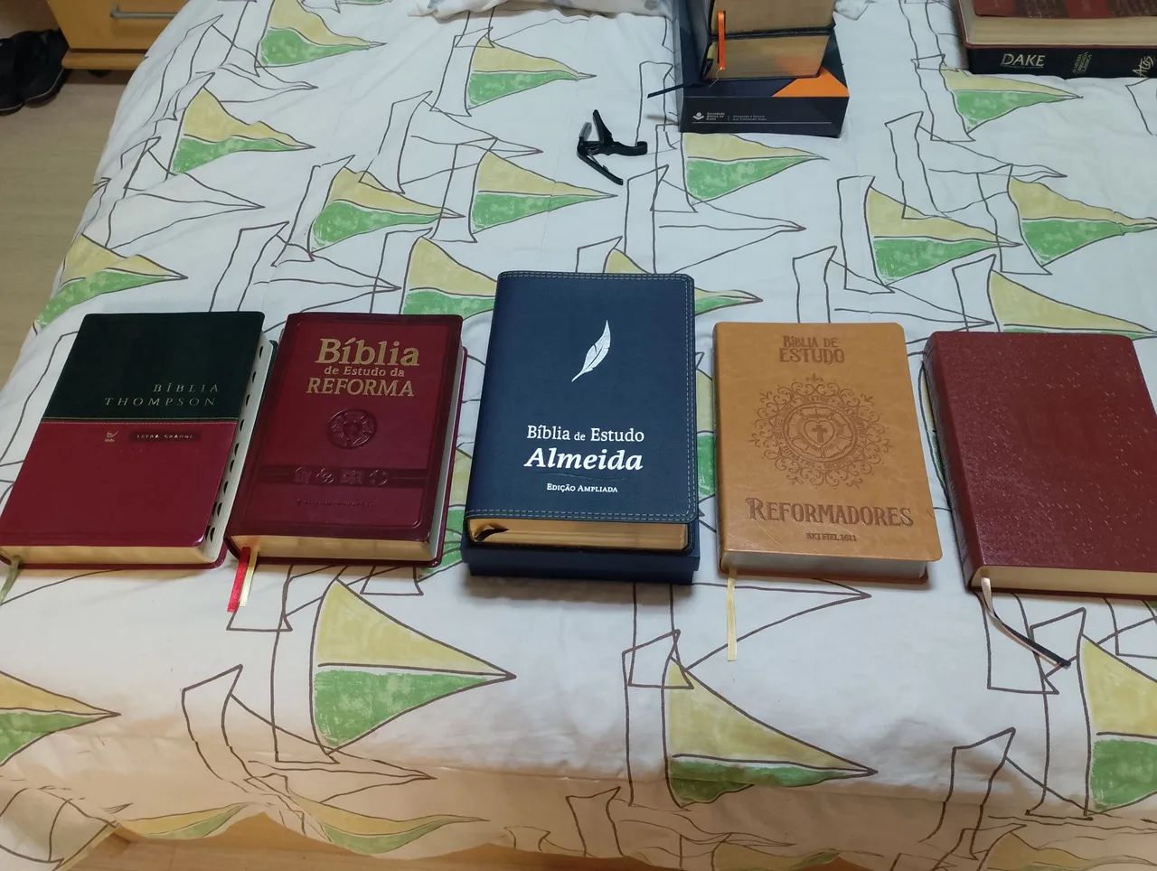 Bíblias de Estudos 125,00 cada.