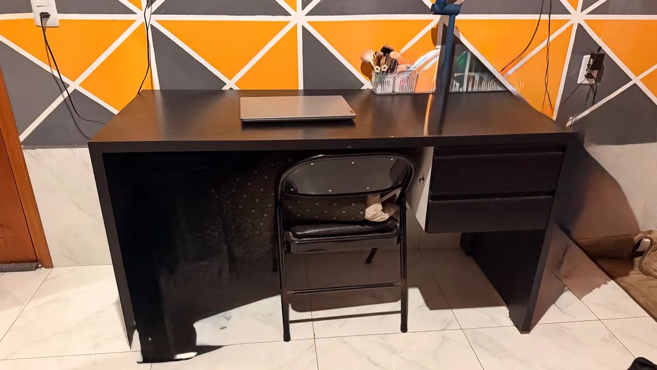 Vende-se está mesa na cor preta em MDF (placa grossa)  - Foto 2