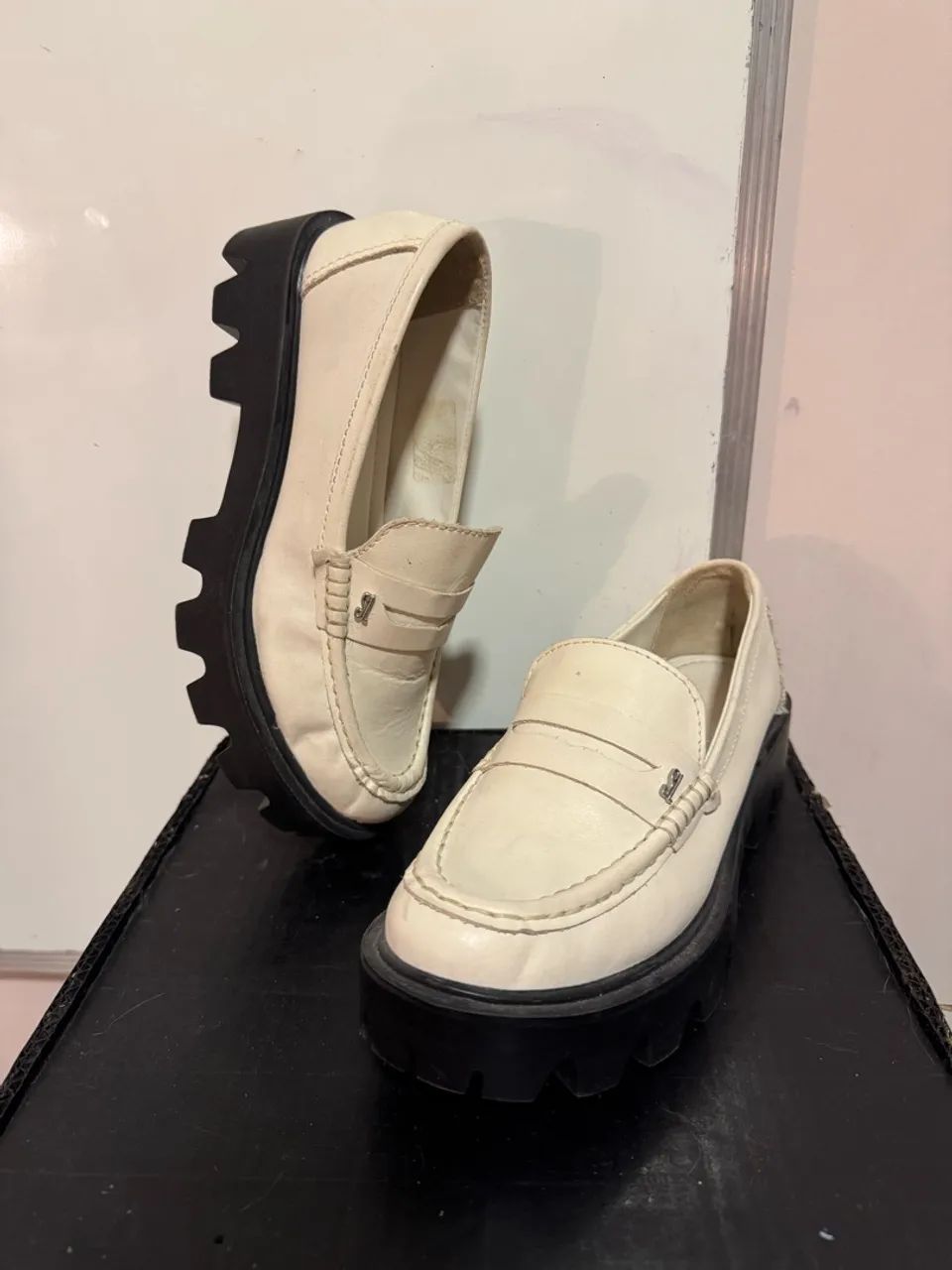 Mocassim tratorado cor creme Santa lolla