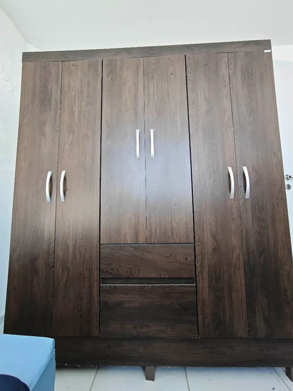 Vendo guarda roupas de 6 portas e 2 gavetas  - Foto 2