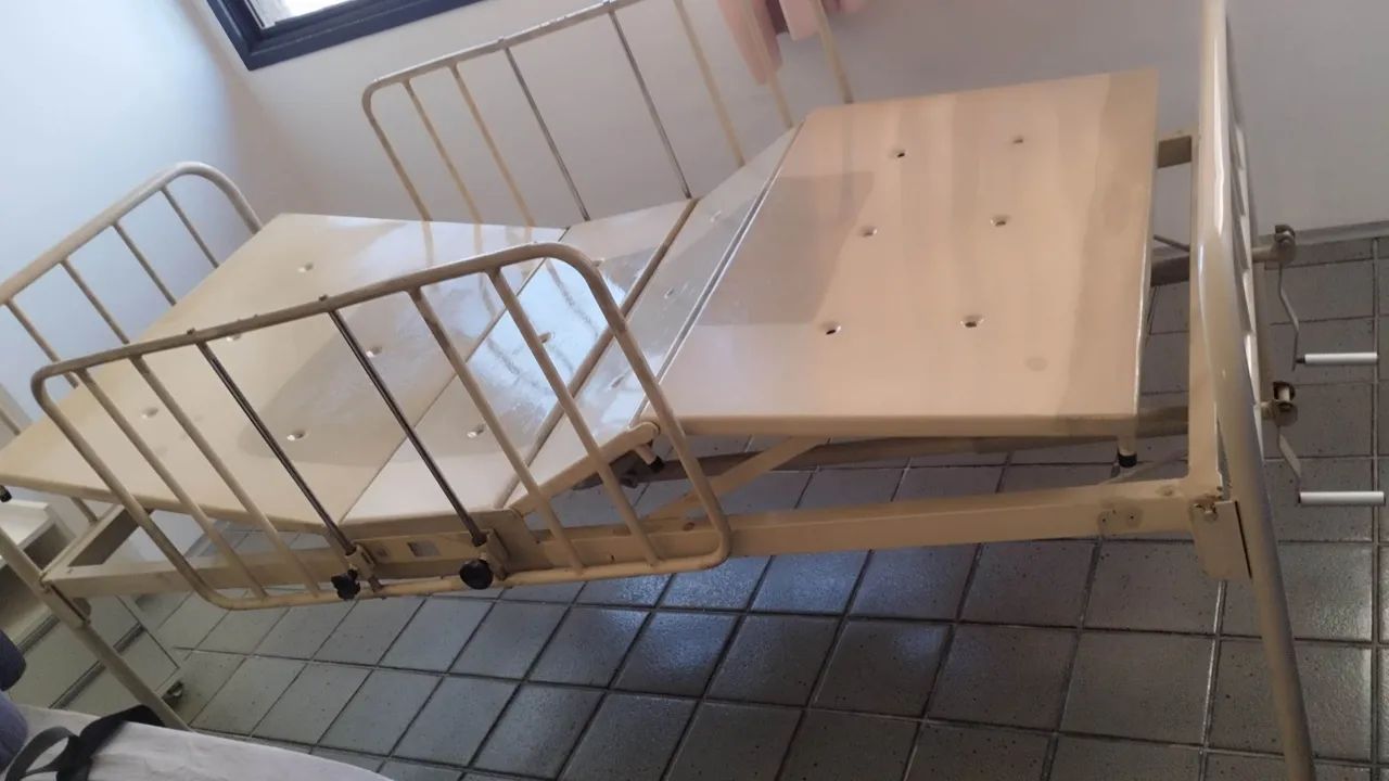 Cama hospitalar, colchão e adereços 