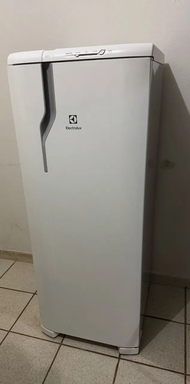 GELADEIRA À VENDA ? SUPER CONSERVADA / PRATICAMENTE NOVA