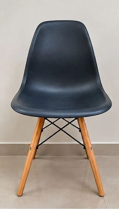 CADEIRA EAMES PRETA COM PÉS DE MADEIRA - Foto 2