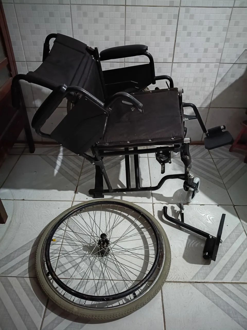 Cadeira de rodas desmontável  - Foto 3