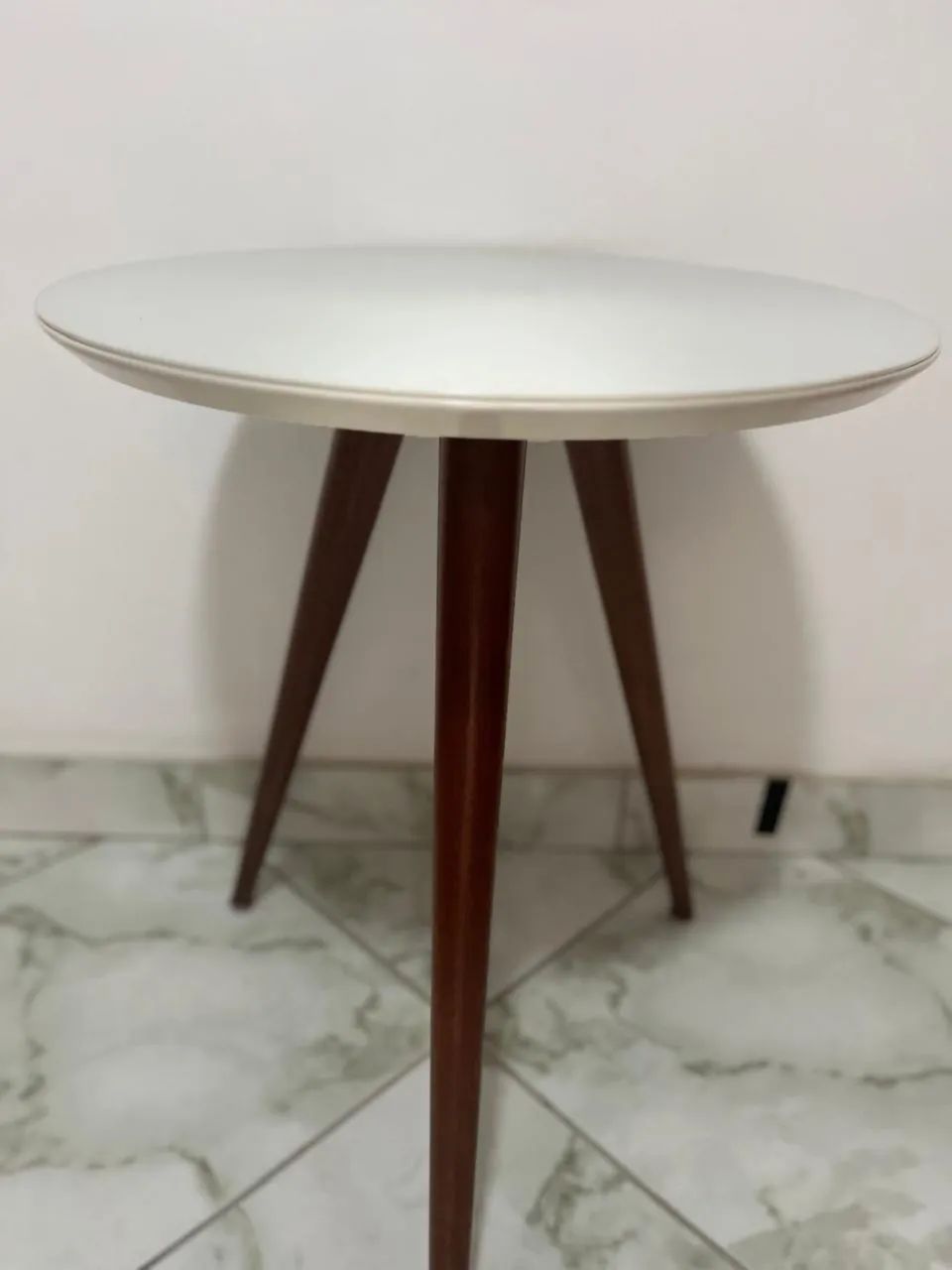Mesa lateral com tampo de madeira e vidro