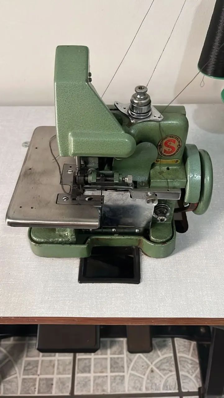 Máquina overlock singer