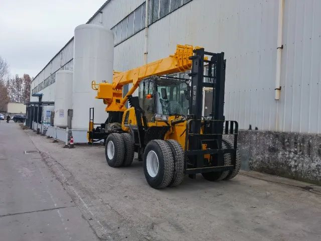 Empilhadeira 5T com munck de 5T - Foto 2