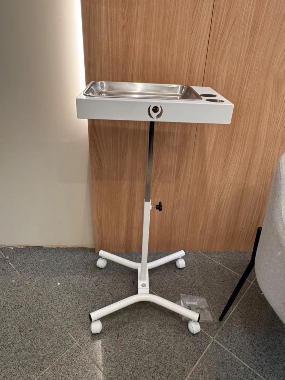 Mesa auxiliar com bandeja