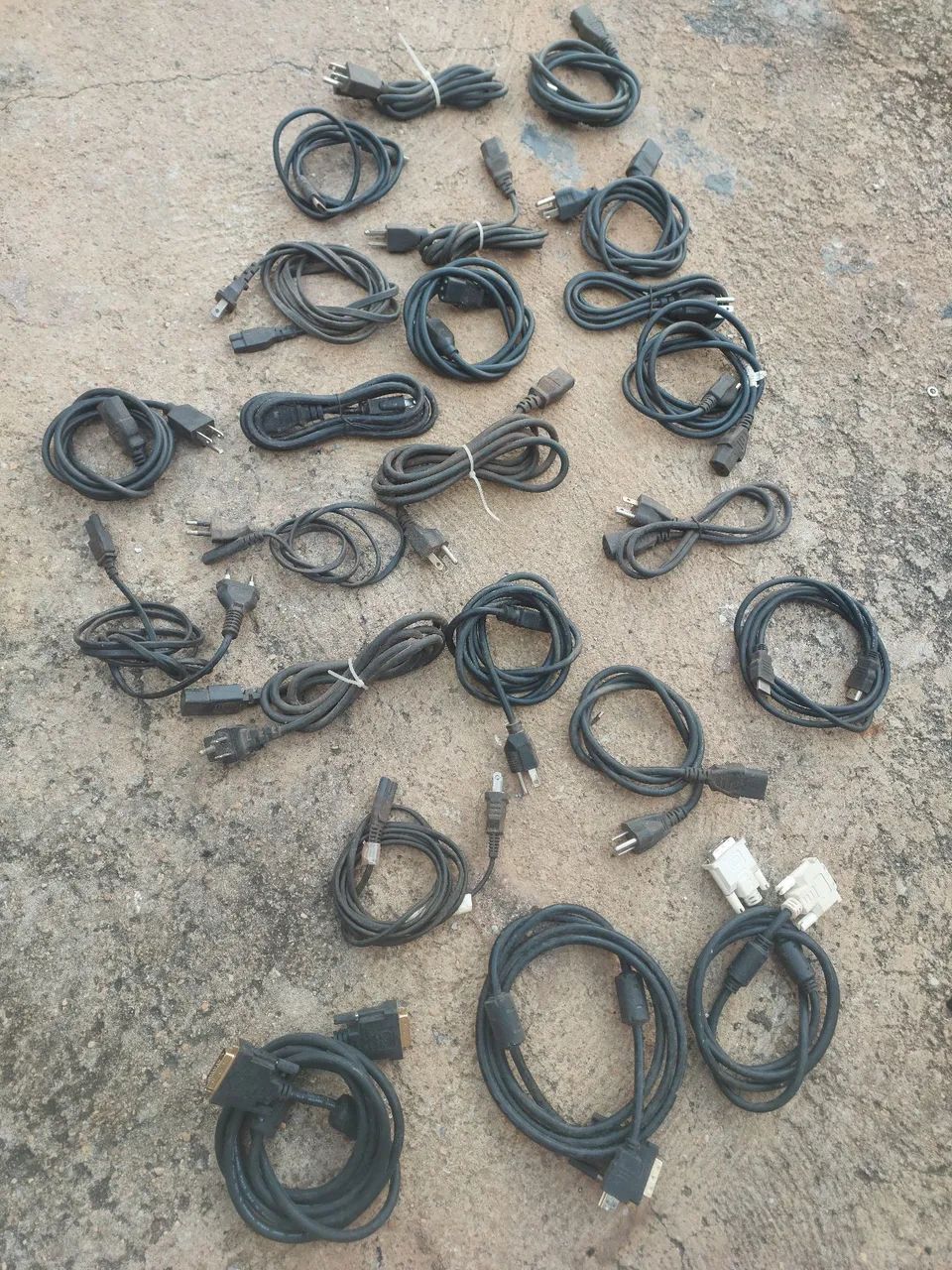 Lote de cabos de força, HDMI etc.