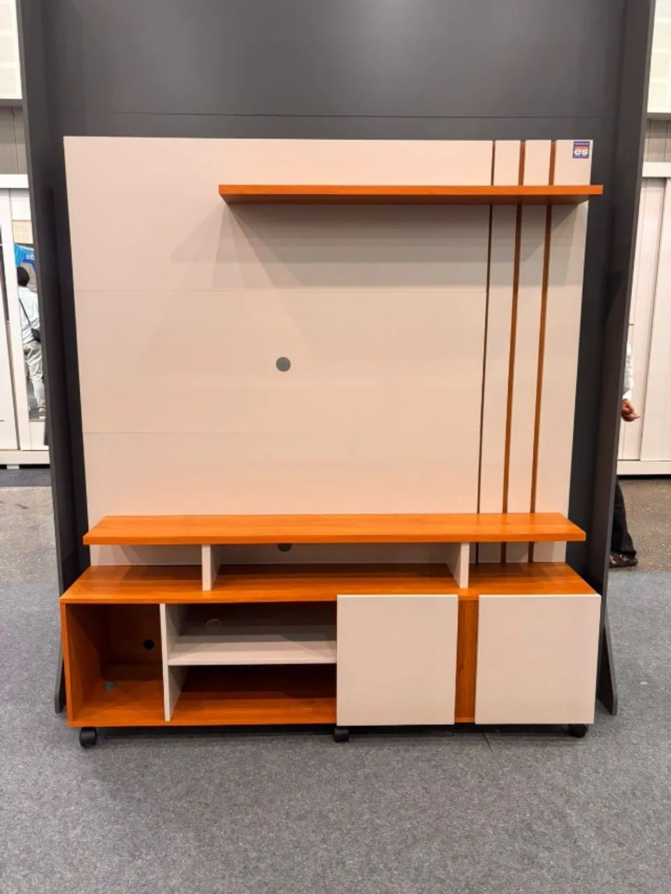Seu Ambiente Mais Sofisticado com a Estante Home Valência em Oferta Especial