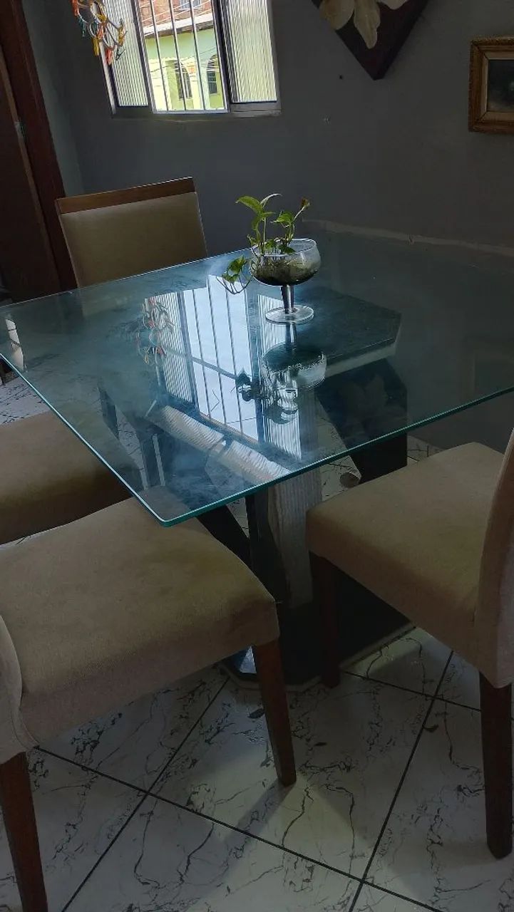 Mesa de vidro com base de granito