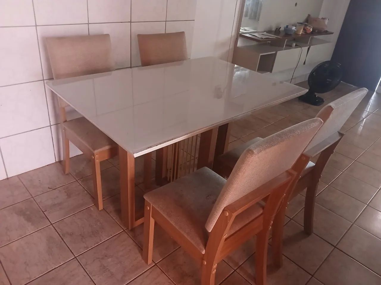 Mesa com quatro cadeiras  - Foto 3