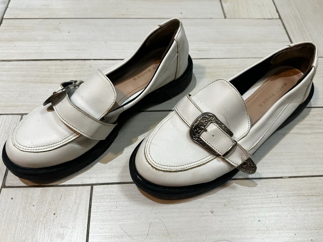 mocassim branco com fivela tam 36