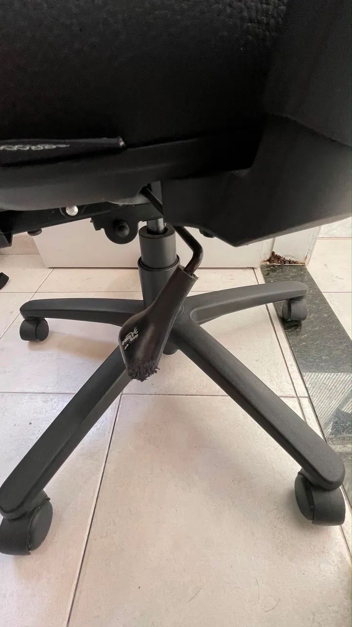 Cadeira de escritório com rodinhas e apoio para braços - Foto 2