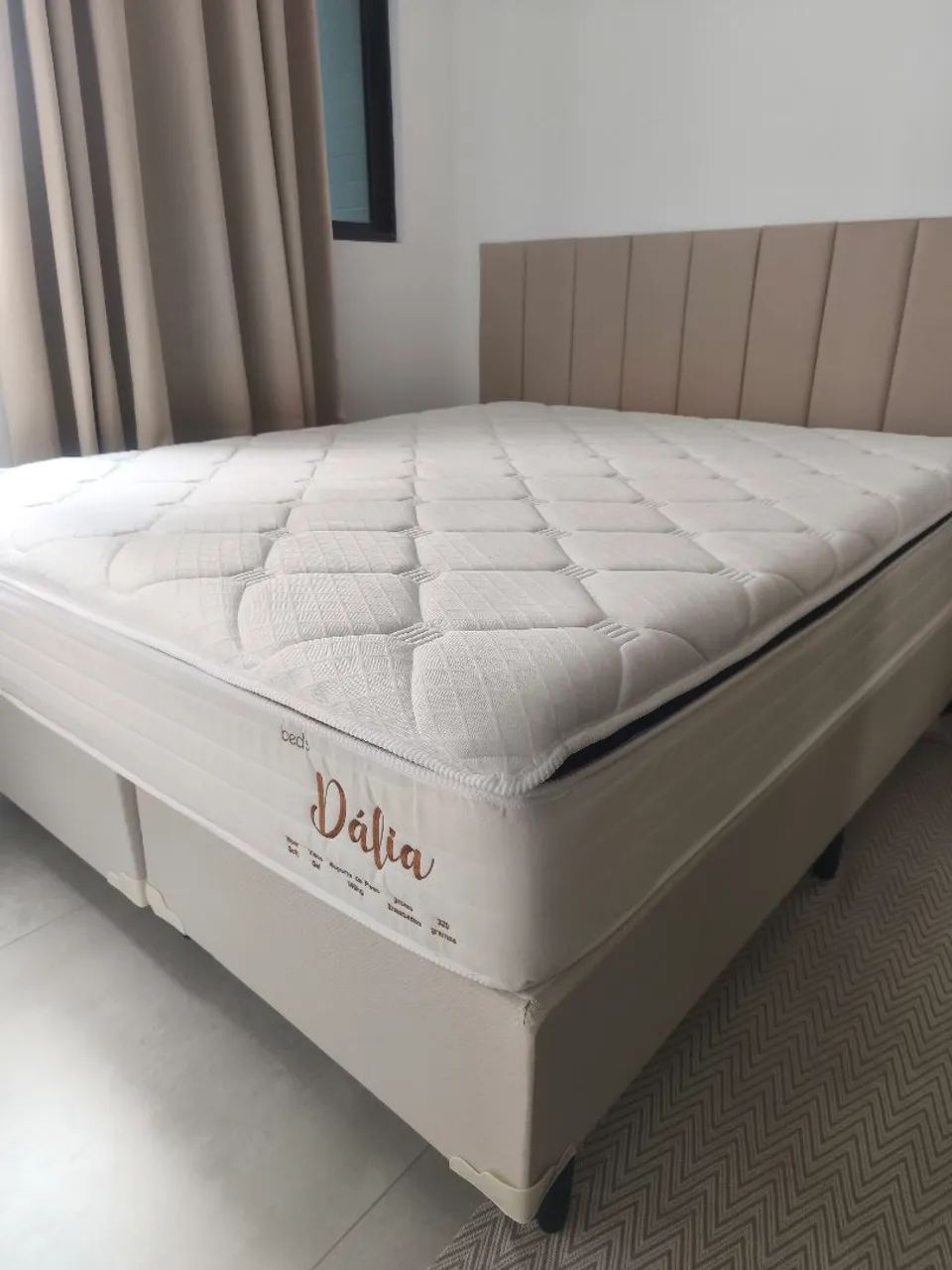 Vendo Cama Queen Nova 