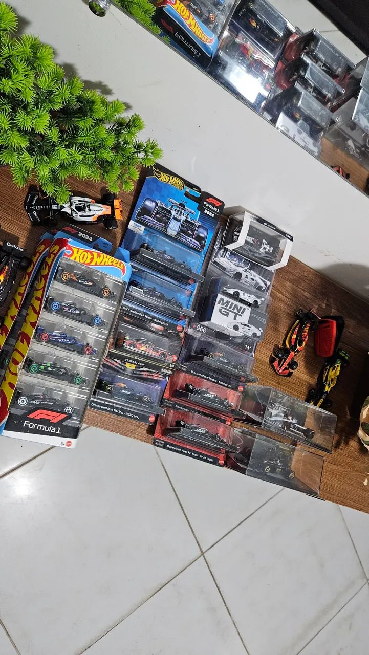 CADA MINIATURA 99 REIAS HOT WHEELS MINI GT SPARK - Hobbies e