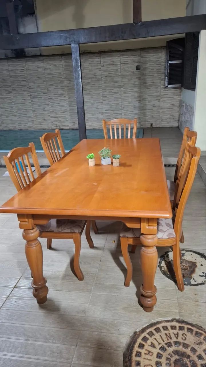 Mesa de madeira maciça com 5 cadeiras 