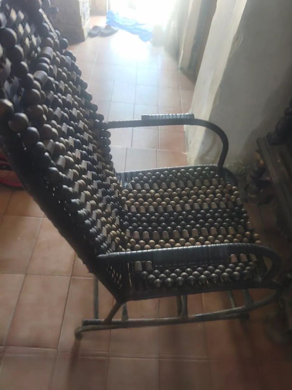 Cadeira de Balanço Vintage com Assento Massageador de Madeira - Foto 3
