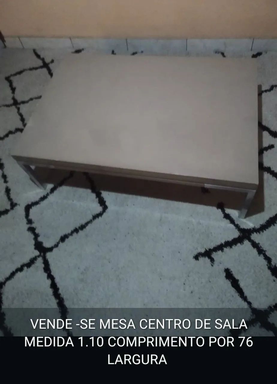 LINDA MESA CENTRO DE SALA COM ESTRUTURA DE METAL CROMADO 