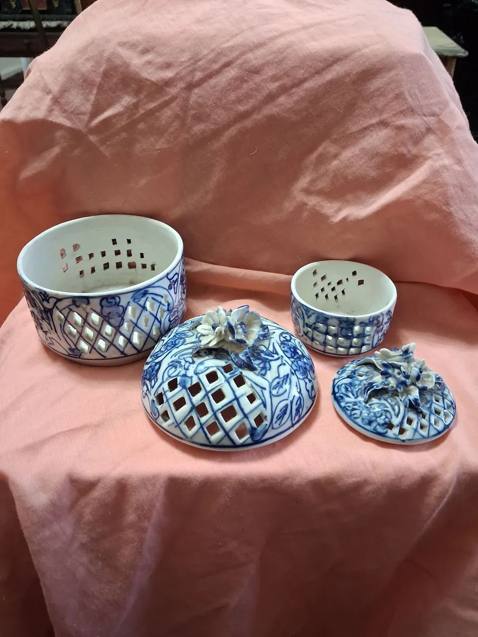 PAR DE ENFEITES ANTIGOS  DE PORCELANA  - Foto 4