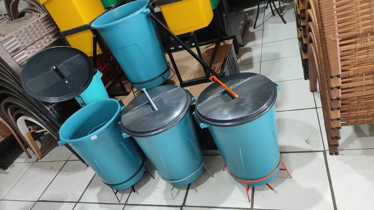 Lixeira com suporte 60 litros 