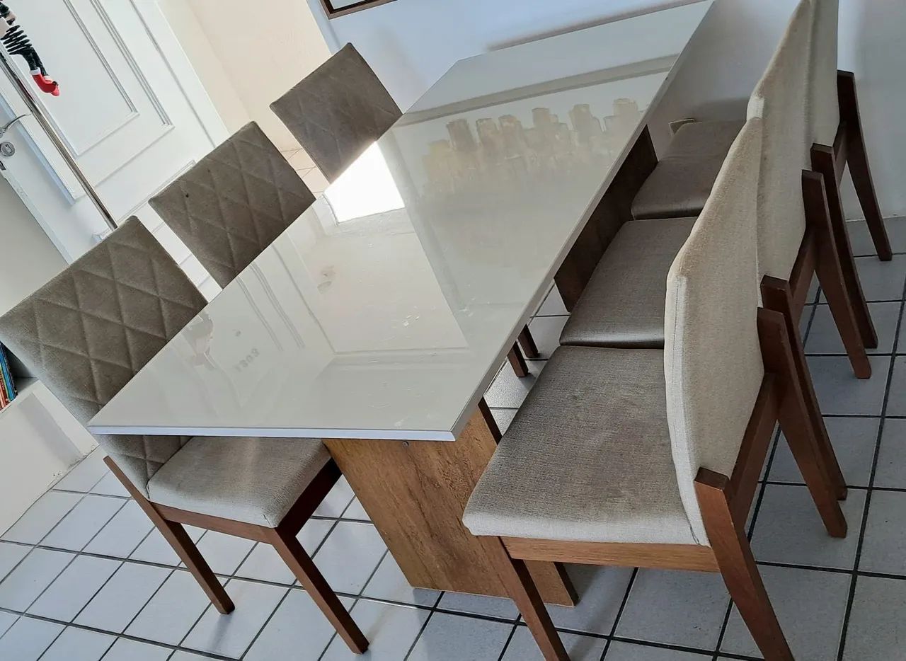 Mesa (só base) de jantar com tampo de vidro.