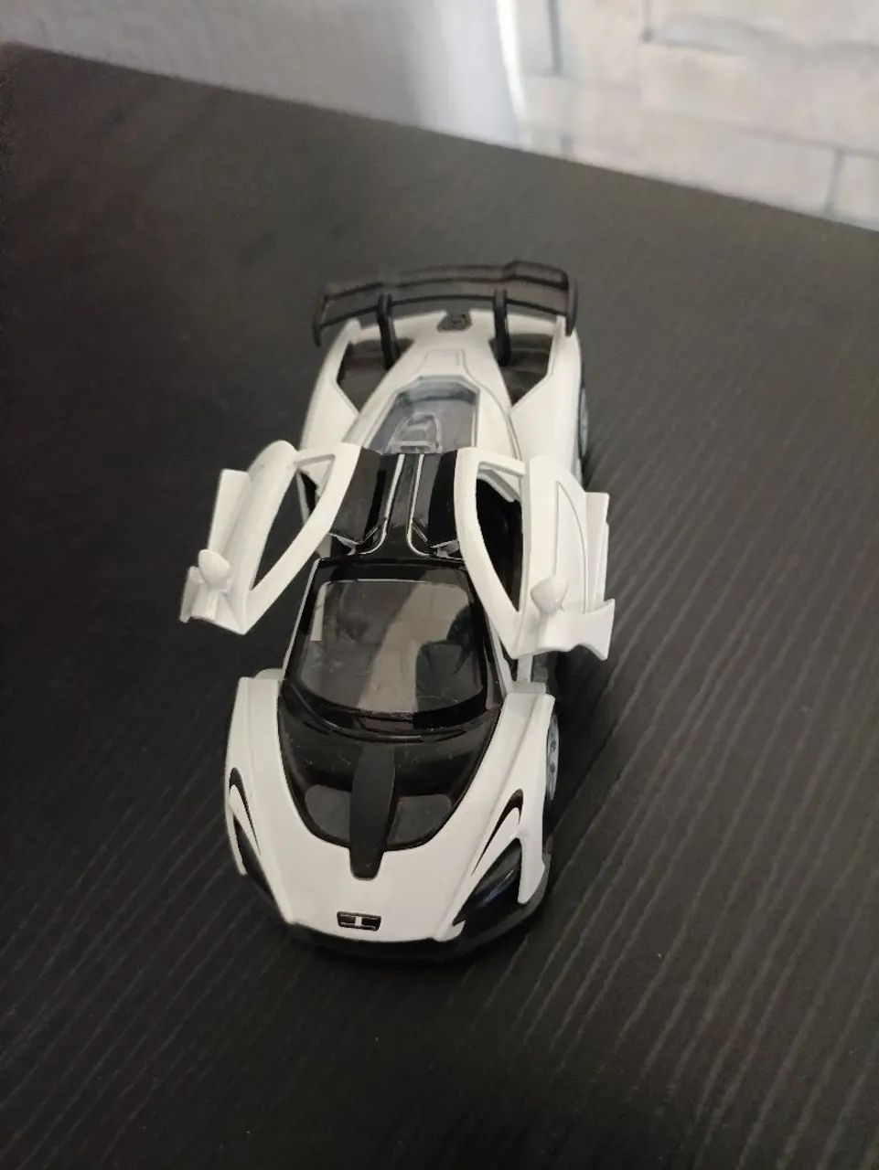 Carinho esportivo branco e preto 