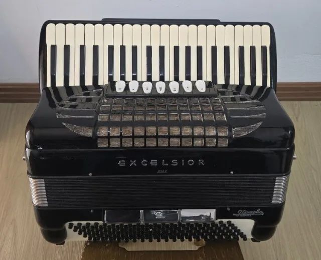 Acordeon Excelsior 908 - 120 baixos - Terça de voz oitavada