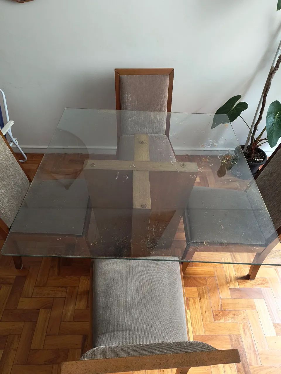 Mesa com 4 cadeiras de madeira 
