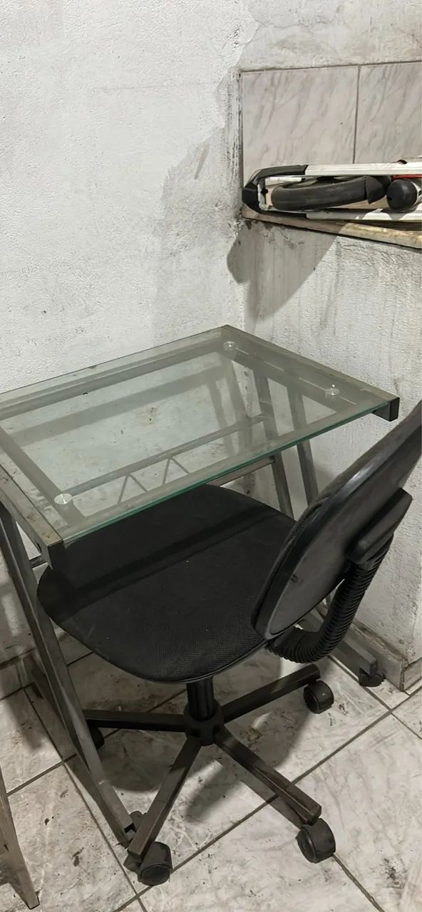 Mesa e cadeira escritório com detalhe 