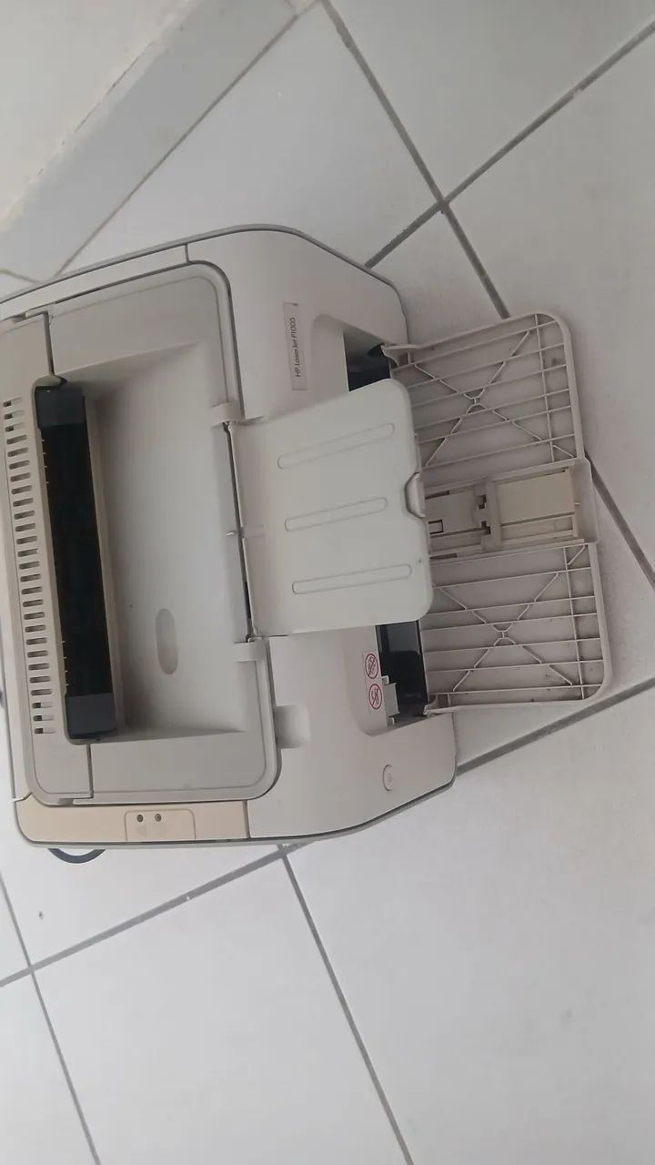 Impressora HP LASER JET P1005 com TONER - Foto 2