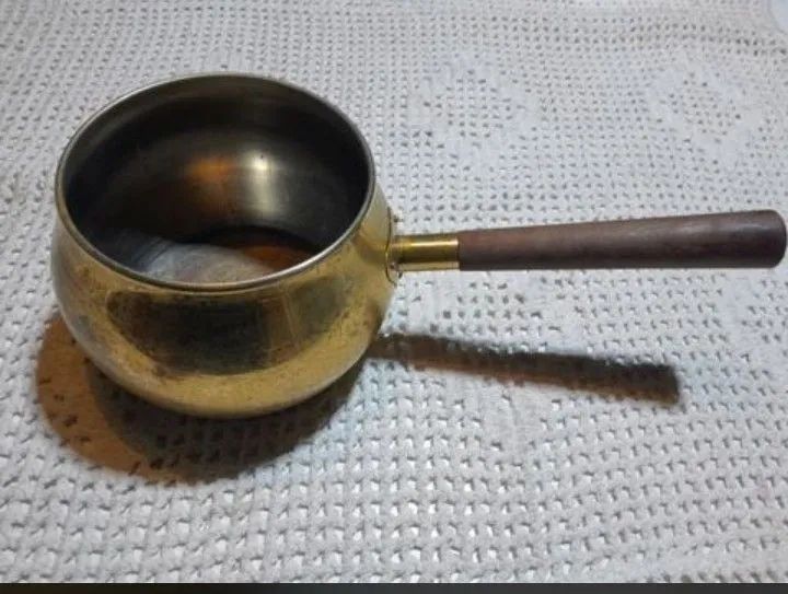 panela de metal com cabo de madeira