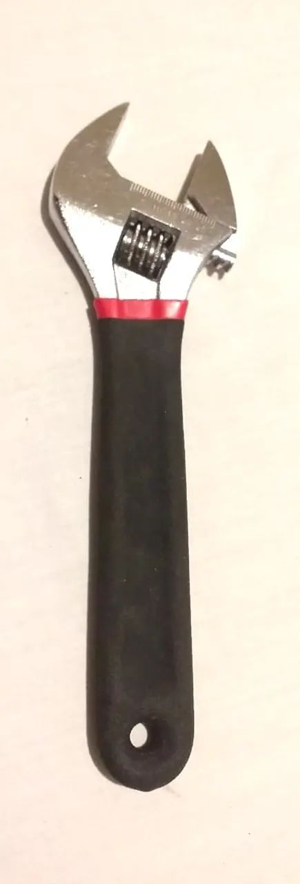 Chave Inglesa marca Shop Force. Nova, sem uso. Cromada com cabo emborrachado. 8 polegadas