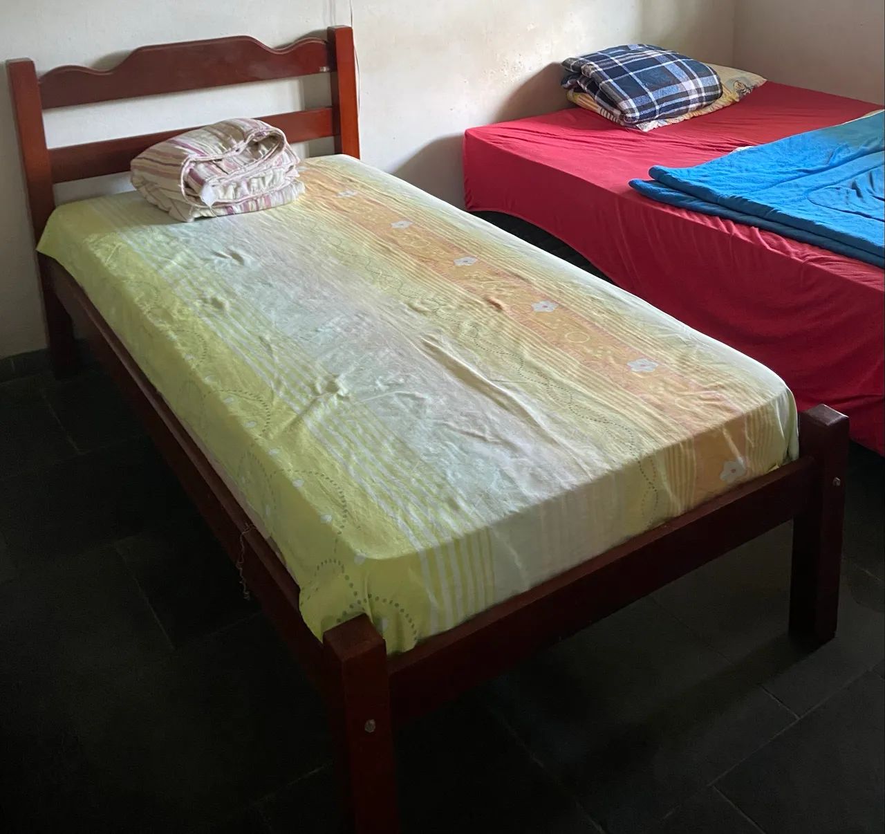 Vendo cama de solteiro Madeira maciça 