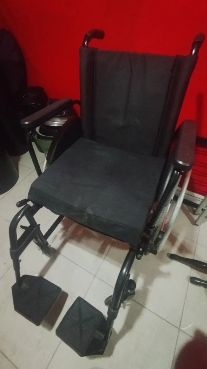 Cadeira de rodas com almofada - Foto 2