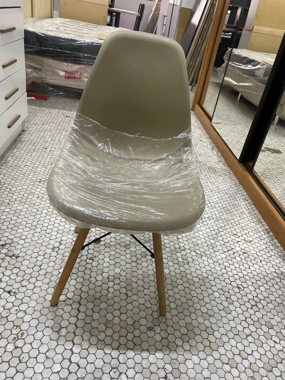 Cadeira charles Eames Eiffel Pés de madeira palito 