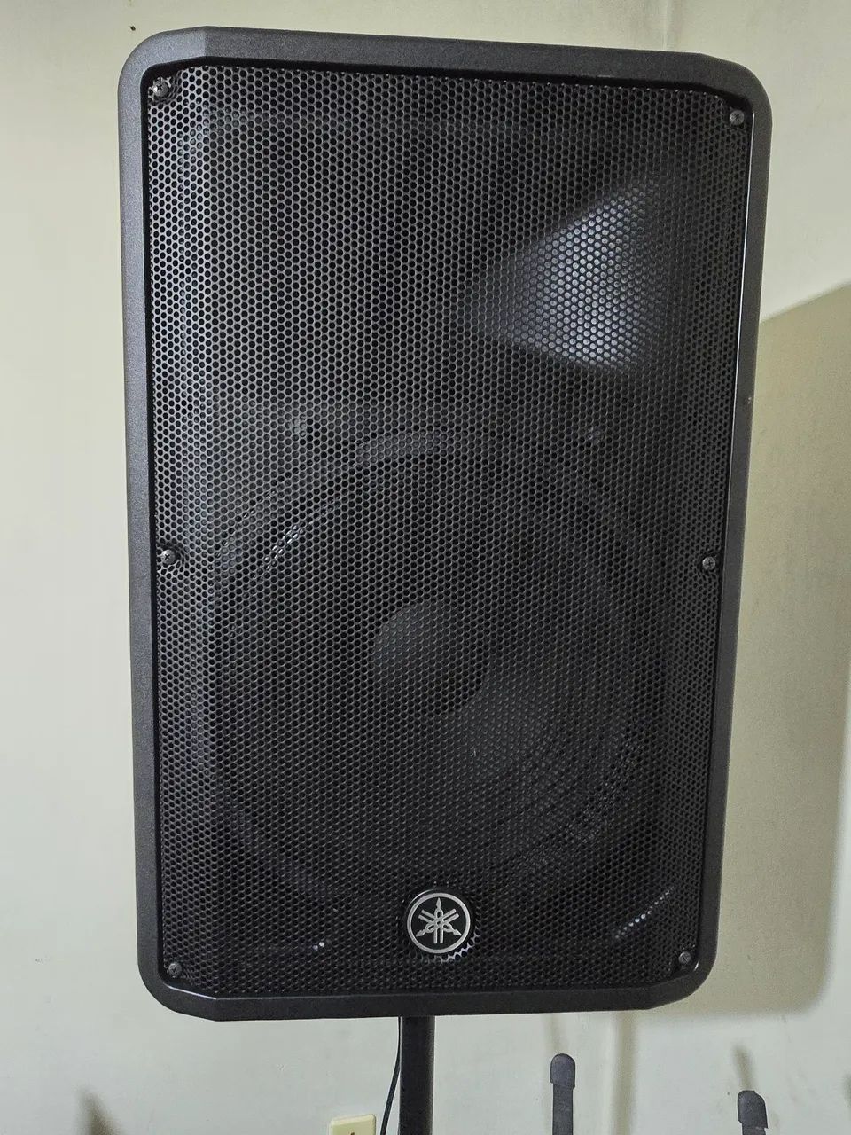 Caixa yamaha DBR15 com 3 meses de uso, sem detalhes nova zero.