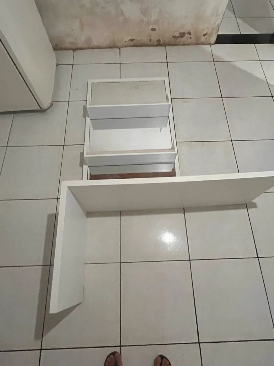 Uma peça de prateleira com espelhos e uma mesa de estudos